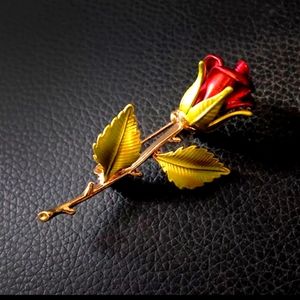 ❤️ NWT Enameled Rose brooch.